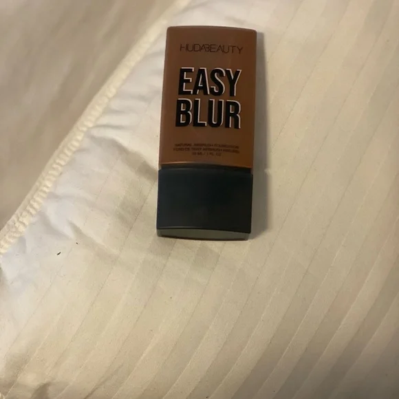 HUDA BEAUTY Easy Blur Natural Airbrush Foundation - HOT FUDGE - Picture 3 of 4